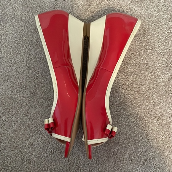 Red Low Heel Wedge Shoes - Picture 2 of 4